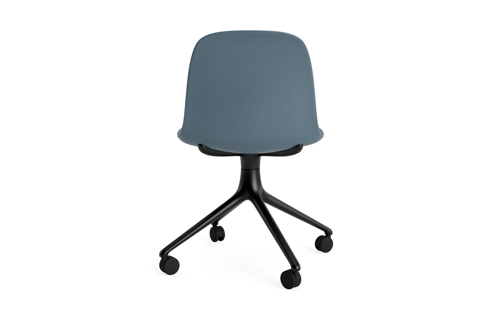 Erleben Sie den Form Drehstuhl 4W von Normann Copenhagen: stilvolles schwarzes Aluminium und eine auffällige blaue Sitzschale für modernes Wohnen.