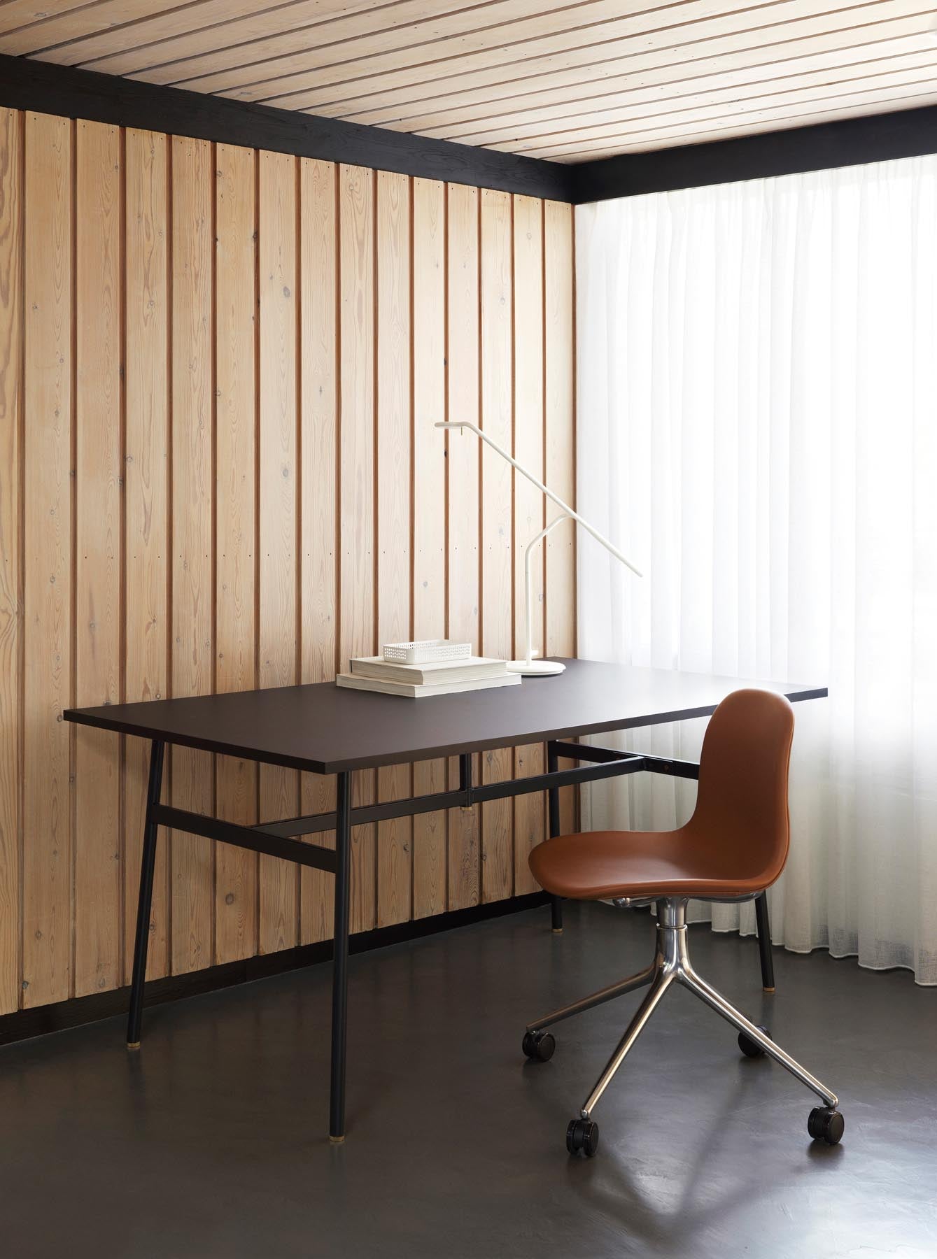 Erleben Sie den Form Drehstuhl 4W von Normann Copenhagen: stilvolles schwarzes Aluminium und eine elegante blaue Sitzschale für modernes Wohnen.