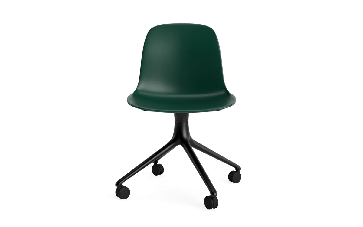 Form Drehstuhl 4W schwarzes Aluminium/grün in Grün präsentiert im Onlineshop von KAQTU Design AG. Drehstuhl ist von Normann Copenhagen