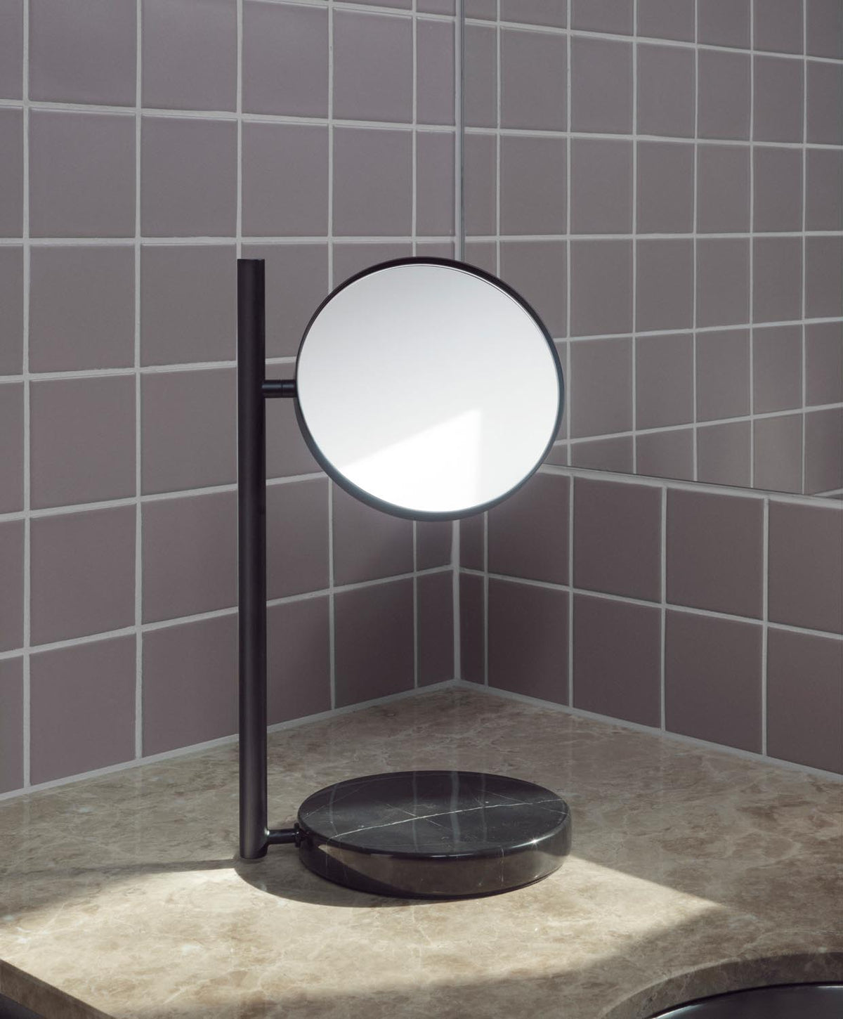 Runder Tischspiegel mit massivem Marmorsockel, Rahmen aus beschichtetem Stahl und Glasspiegel, in Silber-Schwarz von Normann Copenhagen.