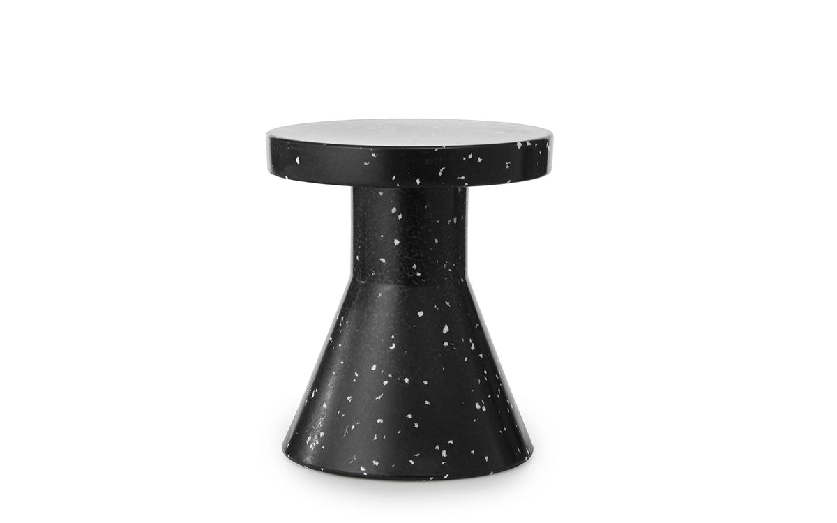 Bit Hocker Cone in Schwarz präsentiert im Onlineshop von KAQTU Design AG. Pouf ist von Normann Copenhagen