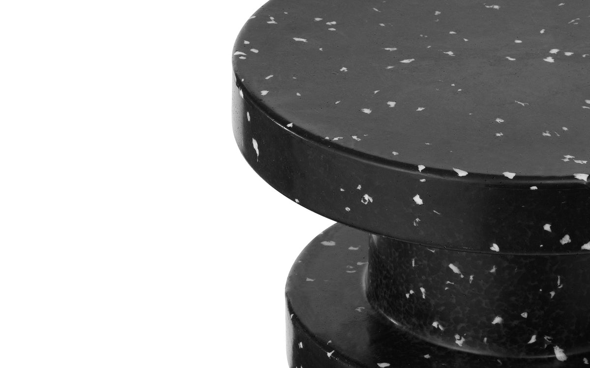 Bit Hocker Stack in Schwarz präsentiert im Onlineshop von KAQTU Design AG. Pouf ist von Normann Copenhagen