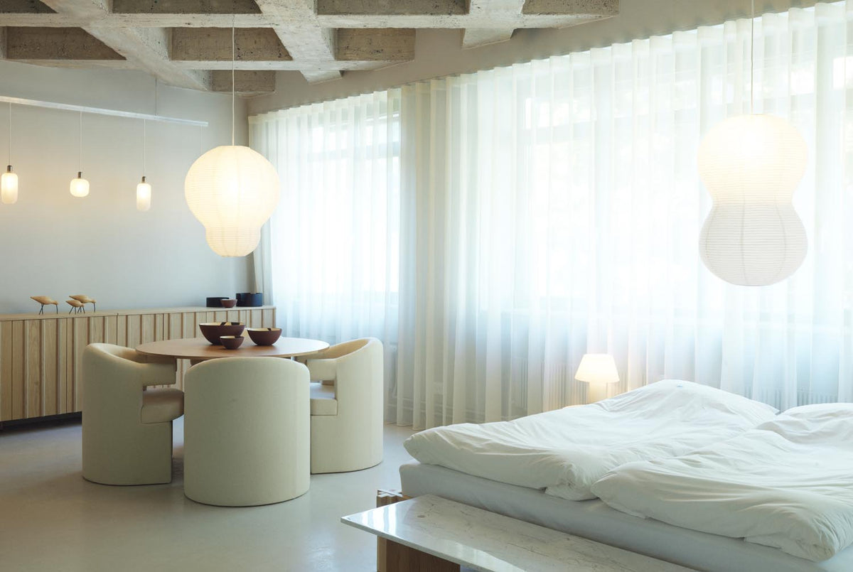 Puff Leuchte Multitude in White präsentiert im Onlineshop von KAQTU Design AG. Pendelleuchte ist von Normann Copenhagen