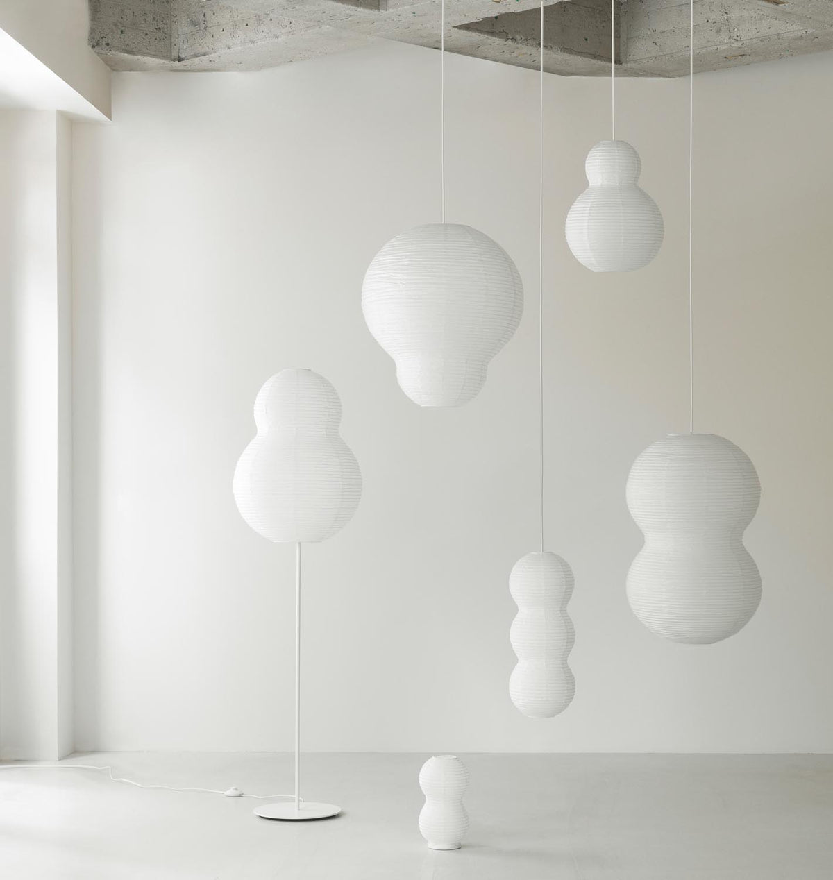 Puff Tischlampe Twist Weiss in präsentiert im Onlineshop von KAQTU Design AG. Tischleuchte ist von Normann Copenhagen
