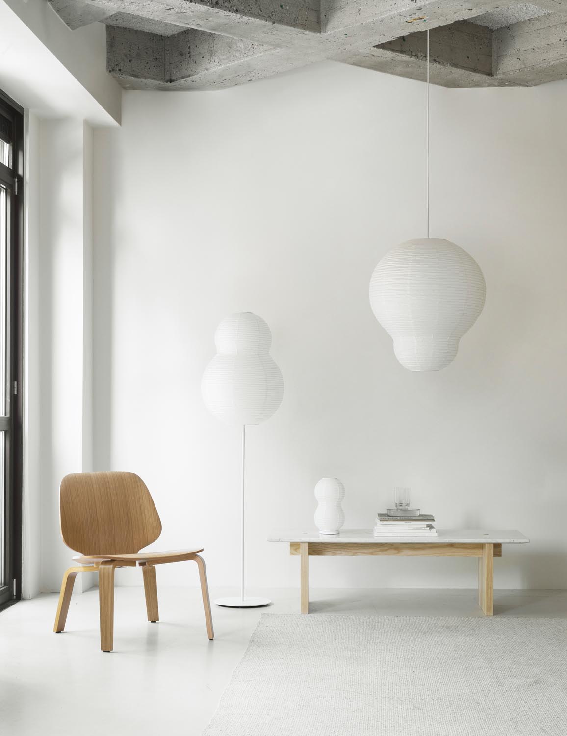 Puff Stehlampe Bubble Weiss in Rice paper, white powder-coated steel pole & base with soft EVA foam underneath, to protect the floor. präsentiert im Onlineshop von KAQTU Design AG. Stehleuchte ist von Normann Copenhagen