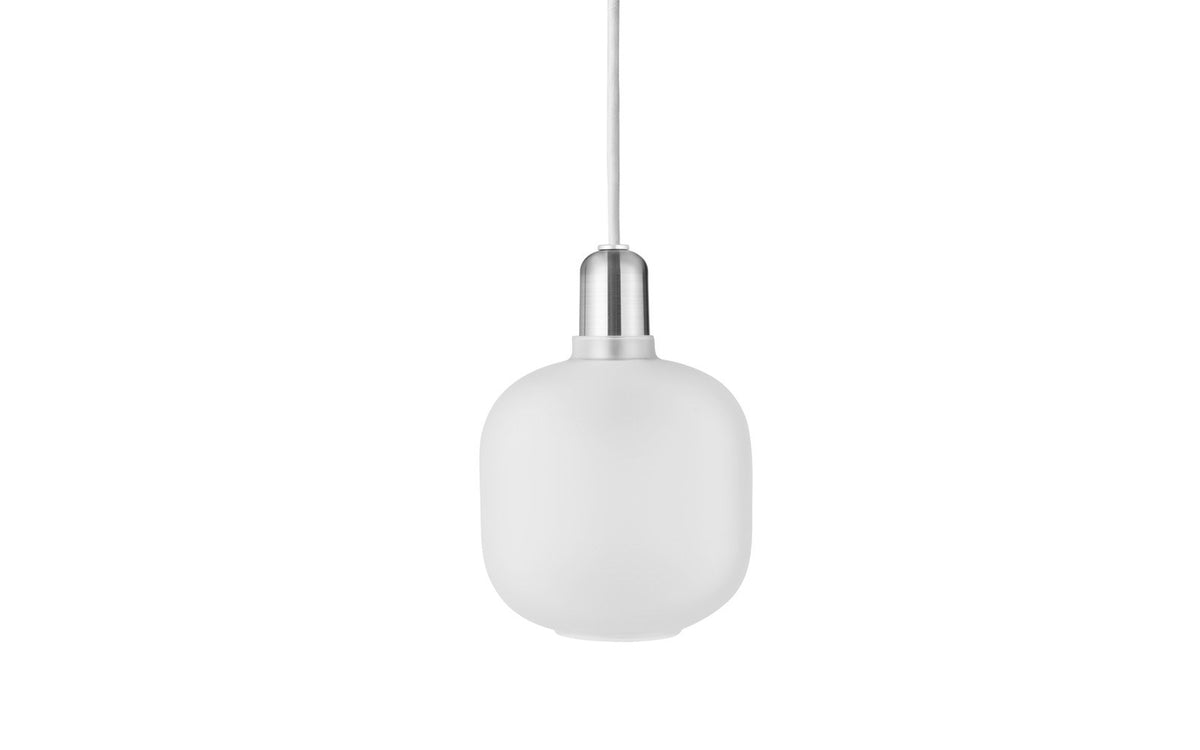 Amp Pendants von Normann Copenhagen: kleine Pendelleuchte mit rundem Glasschirm in Grau, Textilkabel und Deckenbaldachin, Design Simon Legald.