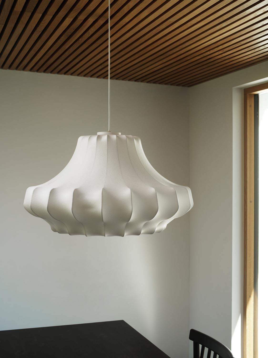 Weisse Pendelleuchte Phantom mit Stahlskelett und elastischem Harz, kokonartige Silhouette, Durchmesser 80 cm, Höhe 44 cm.