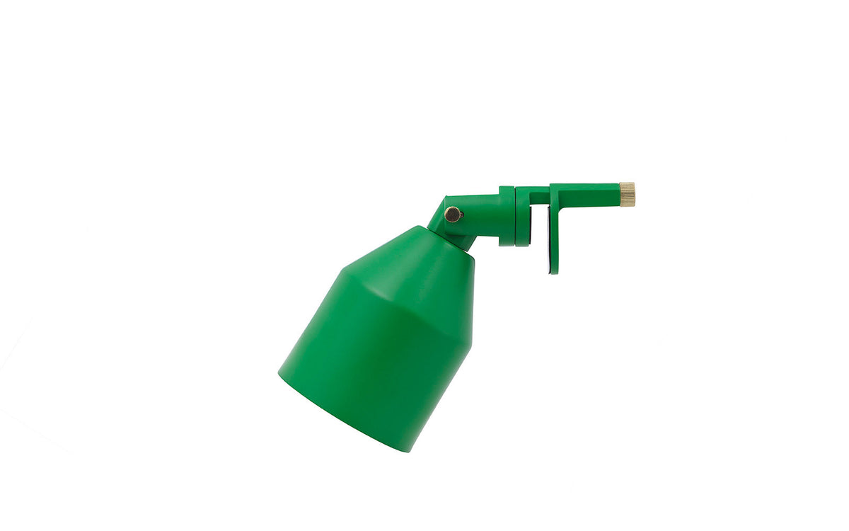 Klip Leuchte in Grün präsentiert im Onlineshop von KAQTU Design AG. Wandleuchte ist von Normann Copenhagen