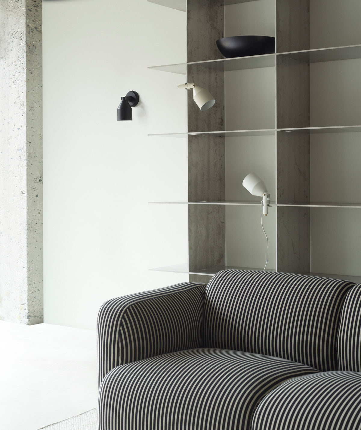 Klip Leuchte in Schwarz präsentiert im Onlineshop von KAQTU Design AG. Wandleuchte ist von Normann Copenhagen