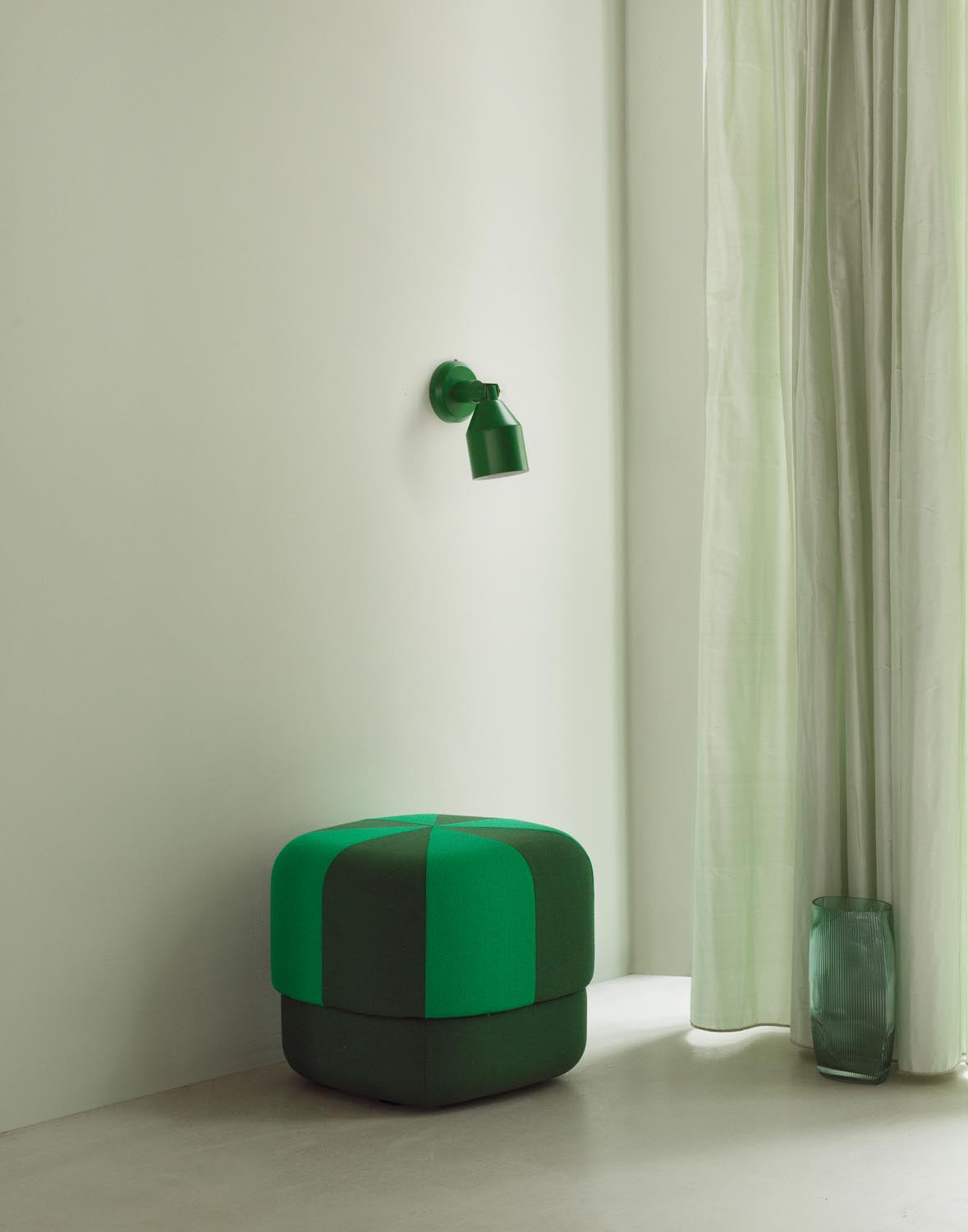Klip Wandleuchte in Grün präsentiert im Onlineshop von KAQTU Design AG. Wandleuchte ist von Normann Copenhagen
