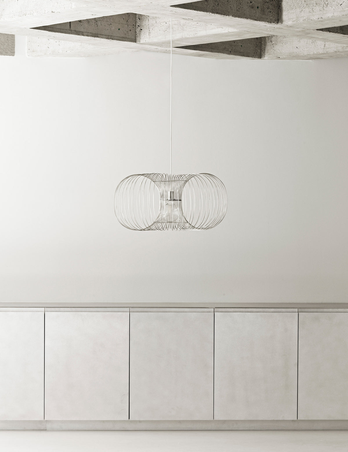 Coil Lampe in Edelstahl präsentiert im Onlineshop von KAQTU Design AG. Pendelleuchte ist von Normann Copenhagen