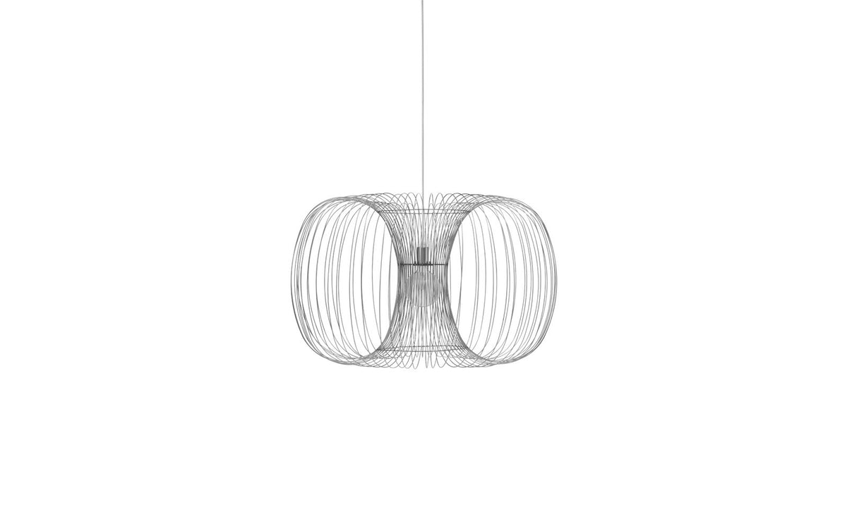 Pendelleuchte Coil von Normann Copenhagen mit abgerundeter Rechtecksform aus gebogenen Edelstahldrähten, Durchmesser 76 cm, Höhe 37 cm.