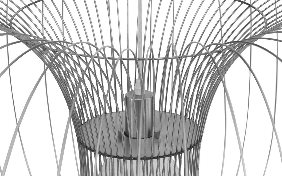 Pendelleuchte Coil von Normann Copenhagen mit rundlicher Rechtecksform aus gebogenen Edelstahldrähten, Durchmesser 110 cm, Höhe 56,5 cm.