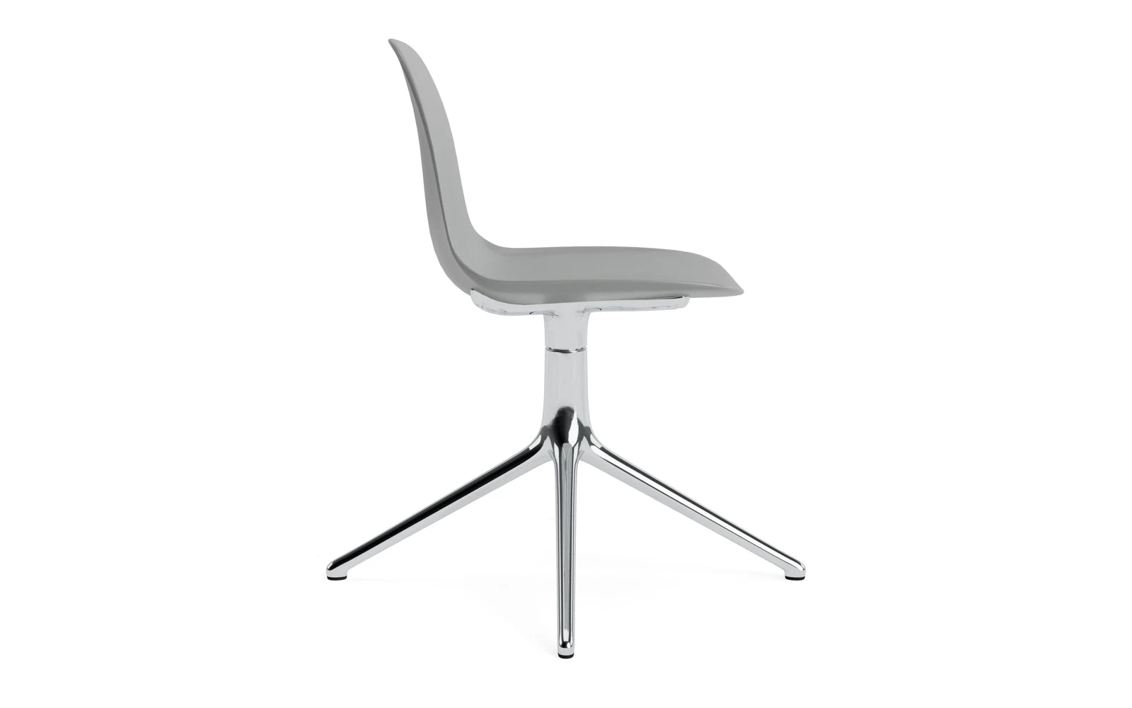 Der Form Drehstuhl von Normann Copenhagen besticht durch sein elegantes Design und hohen Komfort. Ideal für stilvolle Wohn- und Arbeitsräume.