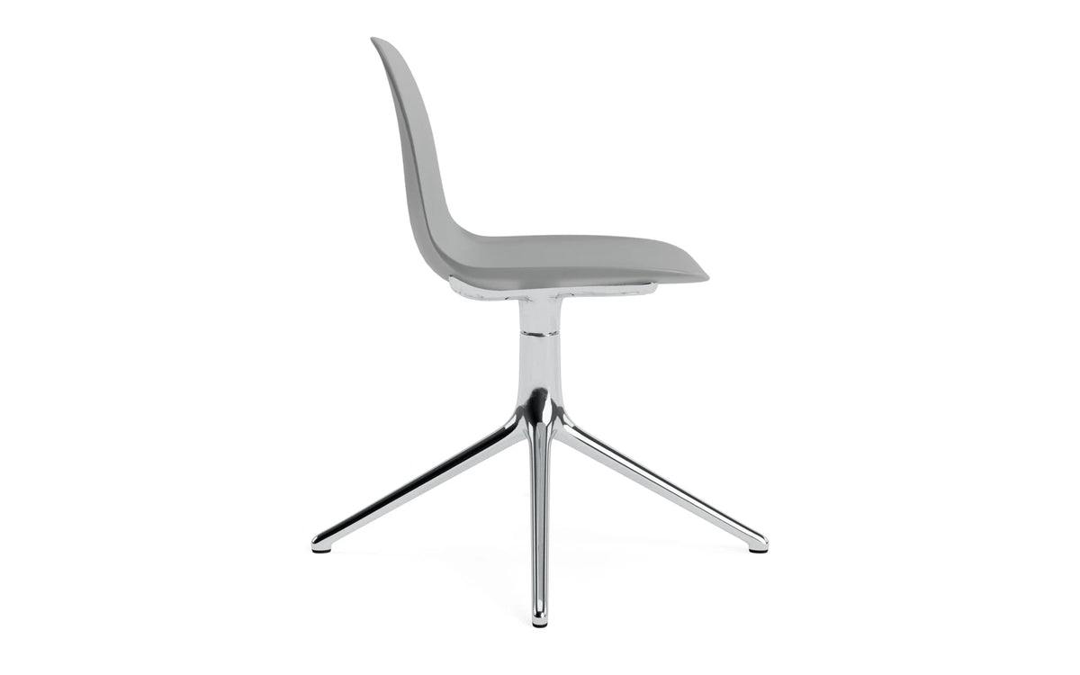 Form Drehstuhl in Grau präsentiert im Onlineshop von KAQTU Design AG. Dreh-Schalenstuhl ist von Normann Copenhagen