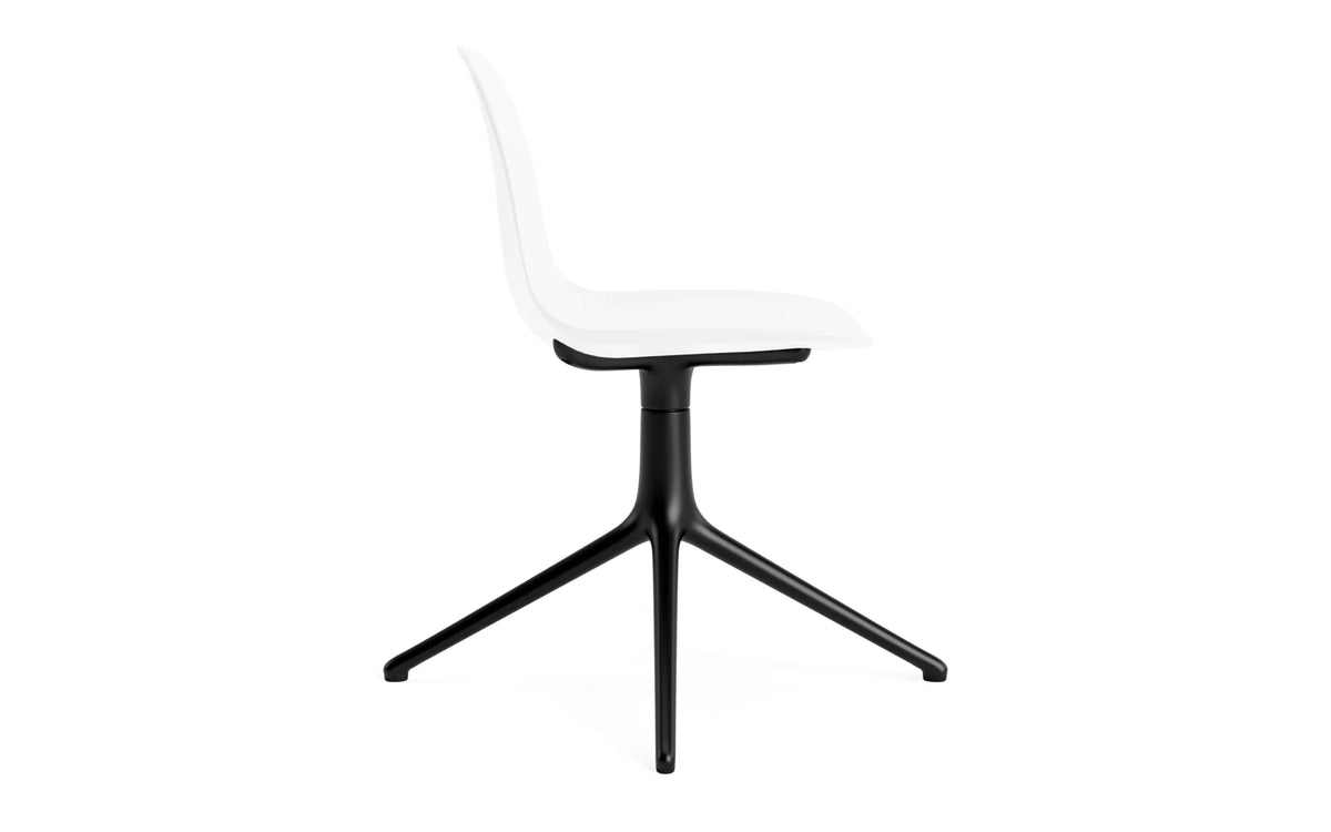 Form Drehstuhl in Weiss präsentiert im Onlineshop von KAQTU Design AG. Dreh-Schalenstuhl ist von Normann Copenhagen