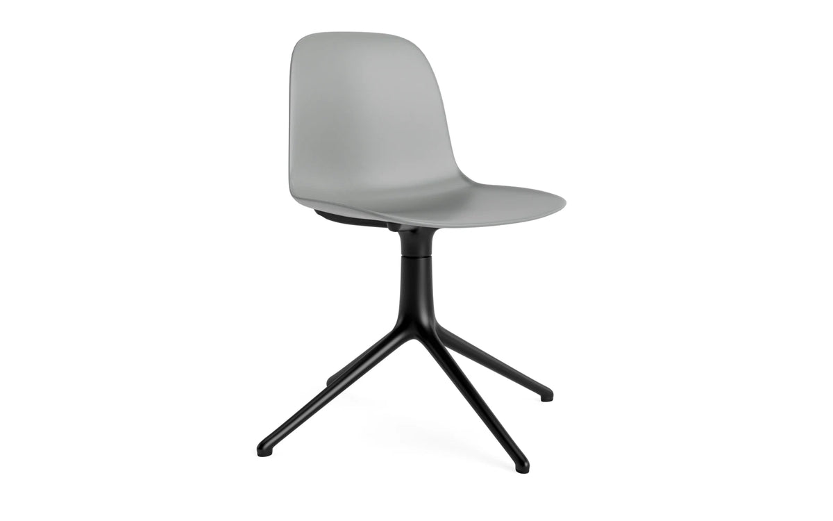 Form Drehstuhl in Grau präsentiert im Onlineshop von KAQTU Design AG. Dreh-Schalenstuhl ist von Normann Copenhagen