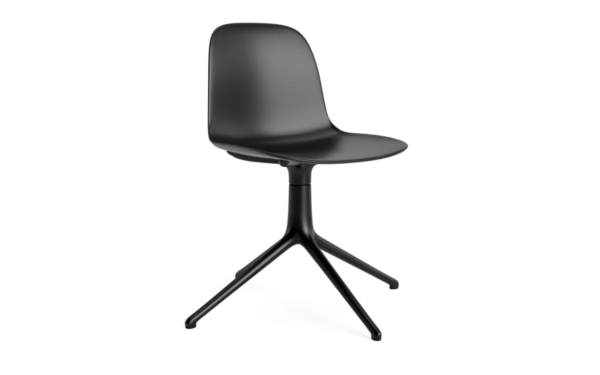 Form Drehstuhl in Schwarz präsentiert im Onlineshop von KAQTU Design AG. Dreh-Schalenstuhl ist von Normann Copenhagen
