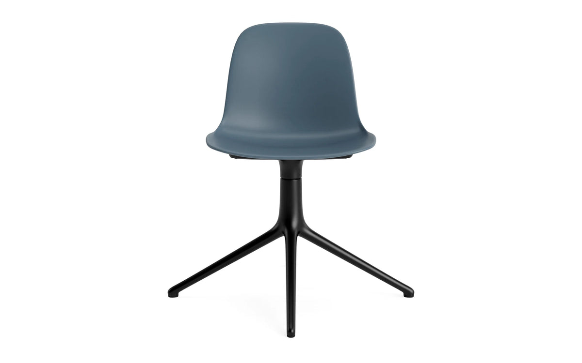 Form Drehstuhl in Blau präsentiert im Onlineshop von KAQTU Design AG. Dreh-Schalenstuhl ist von Normann Copenhagen