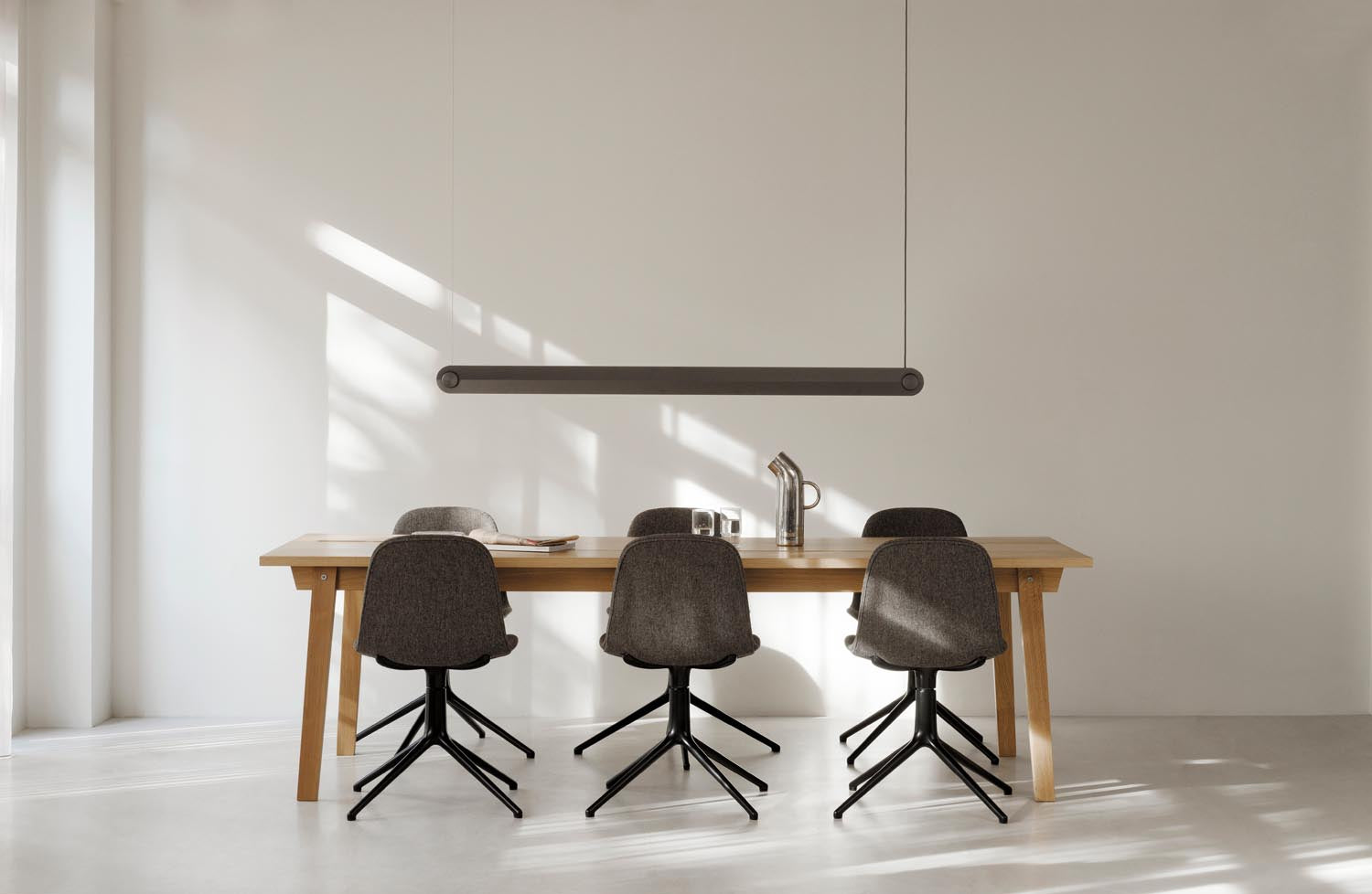 Erleben Sie den Form Drehstuhl von Normann Copenhagen – stilvoll, funktional und perfekt für jedes moderne Arbeitsumfeld.
