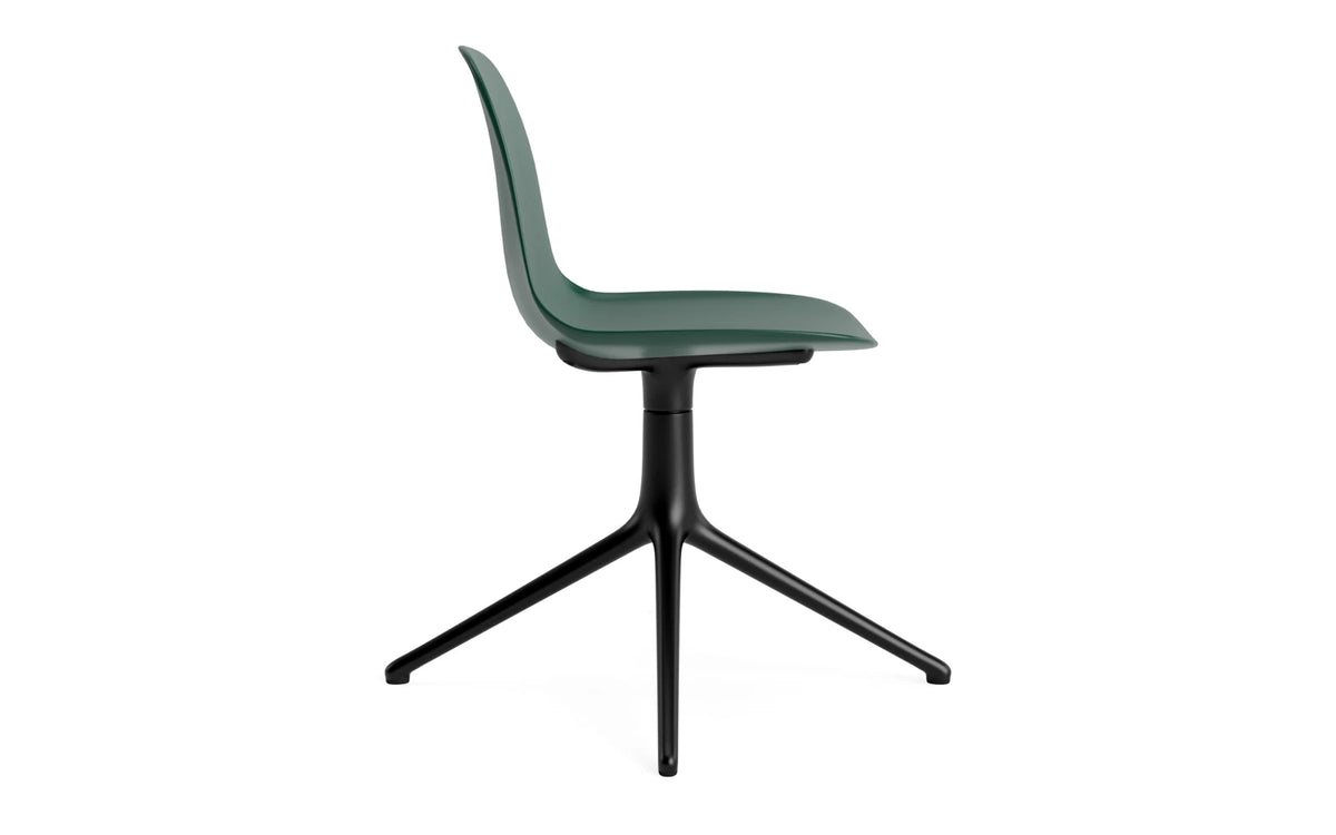 Form Drehstuhl in Grün präsentiert im Onlineshop von KAQTU Design AG. Dreh-Schalenstuhl ist von Normann Copenhagen