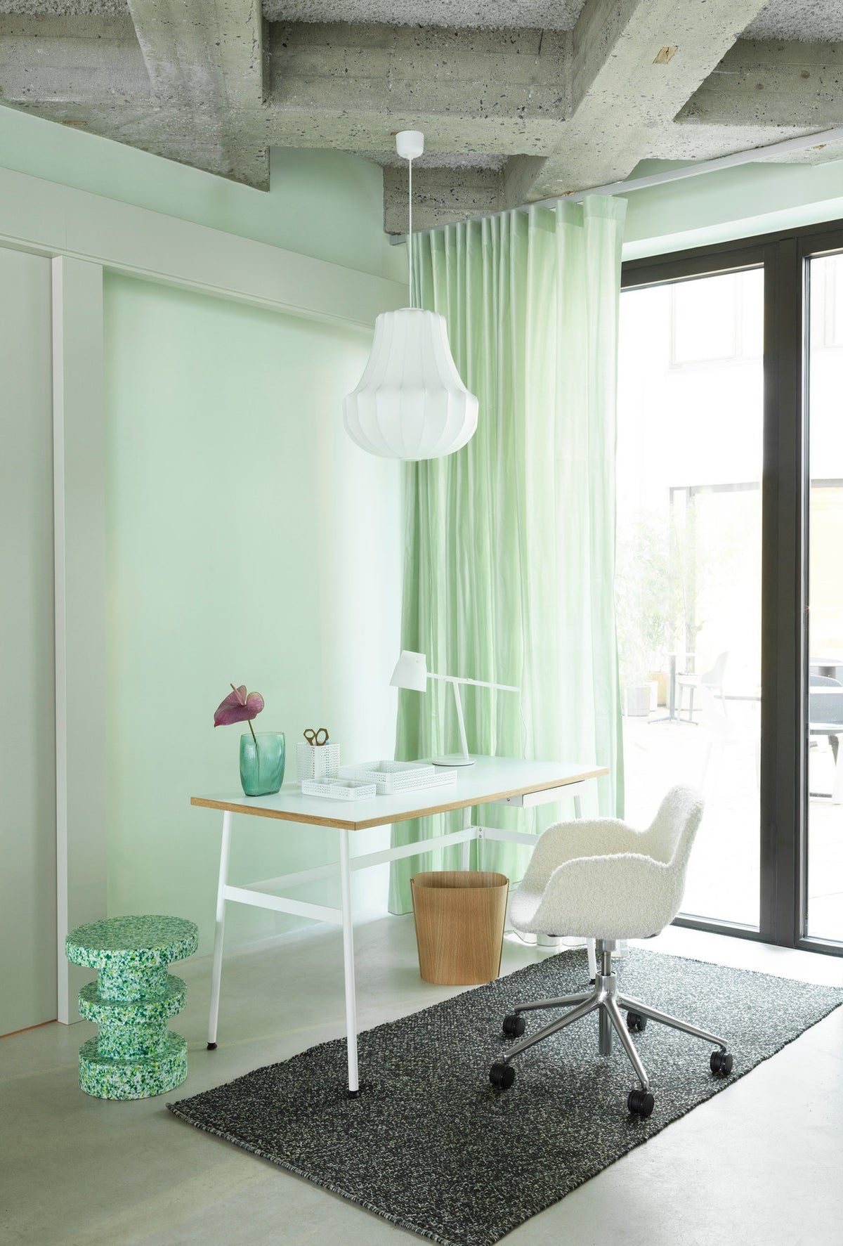 Form Bürostuhl in Grau präsentiert im Onlineshop von KAQTU Design AG. Dreh-Schalenstuhl mit Rollen ist von Normann Copenhagen
