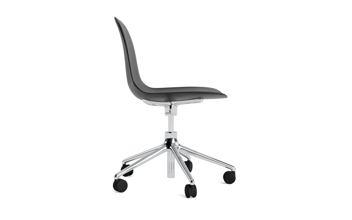 Form Bürostuhl in Schwarz präsentiert im Onlineshop von KAQTU Design AG. Dreh-Schalenstuhl mit Rollen ist von Normann Copenhagen