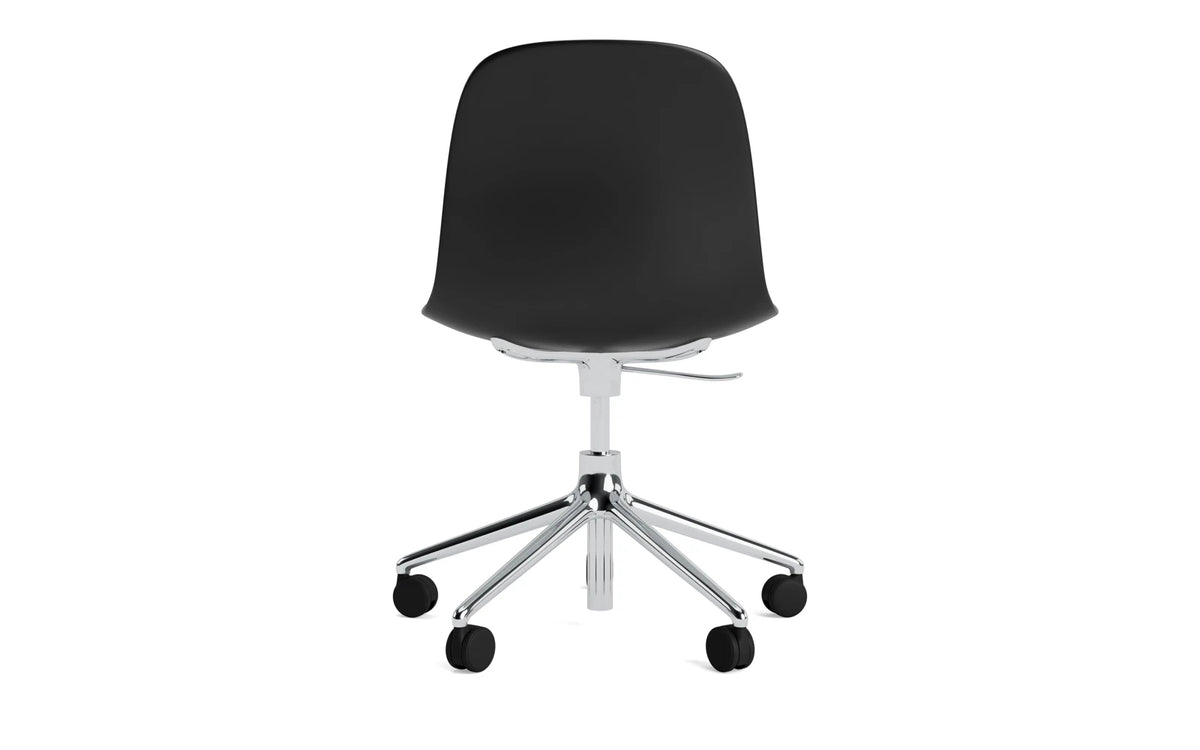 Form Bürostuhl in Schwarz präsentiert im Onlineshop von KAQTU Design AG. Dreh-Schalenstuhl mit Rollen ist von Normann Copenhagen