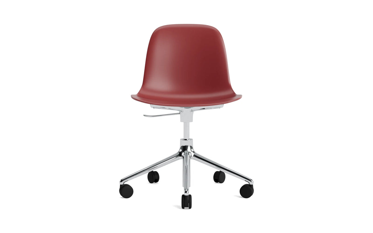 Form Bürostuhl in Rot präsentiert im Onlineshop von KAQTU Design AG. Dreh-Schalenstuhl mit Rollen ist von Normann Copenhagen