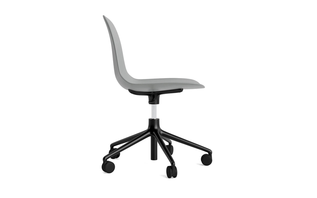 Form Bürostuhl in Grau präsentiert im Onlineshop von KAQTU Design AG. Dreh-Schalenstuhl mit Rollen ist von Normann Copenhagen