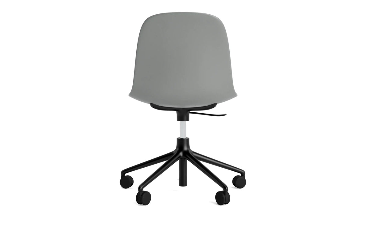 Form Bürostuhl in Grau präsentiert im Onlineshop von KAQTU Design AG. Dreh-Schalenstuhl mit Rollen ist von Normann Copenhagen