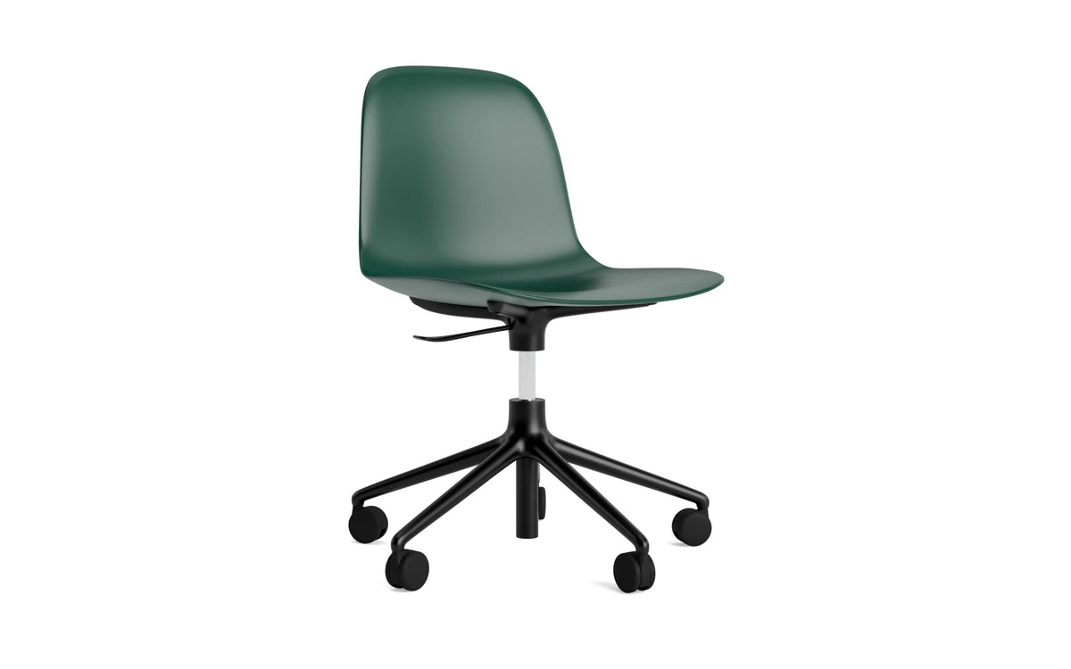 Form Bürostuhl in Grün präsentiert im Onlineshop von KAQTU Design AG. Dreh-Schalenstuhl mit Rollen ist von Normann Copenhagen