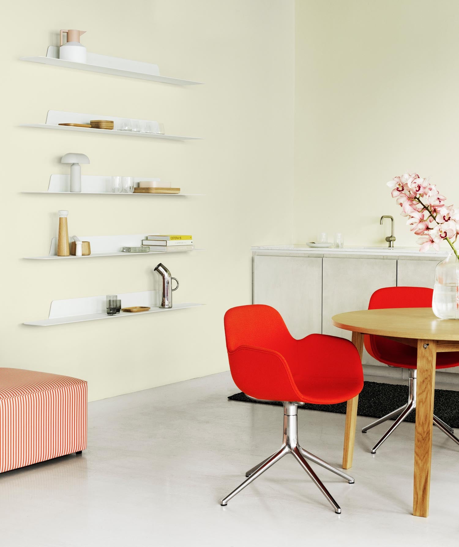 Moderner Form Drehstuhl mit Armlehnen von Normann Copenhagen. Stilvolles Design in Schwarz, perfekt für kreative Arbeitsumgebungen und elegante Interiors.