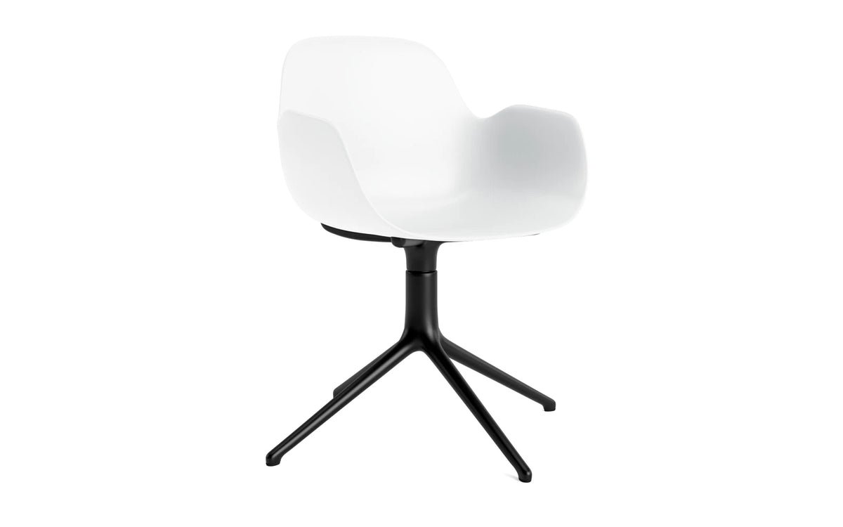 Form Drehstuhl mit Armlehne in Weiss präsentiert im Onlineshop von KAQTU Design AG. Dreh-Schalenstuhl mit Armlehnen ist von Normann Copenhagen