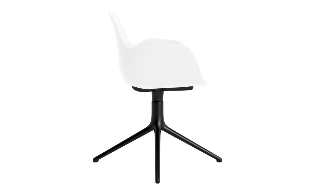 Form Drehstuhl mit Armlehne in Weiss präsentiert im Onlineshop von KAQTU Design AG. Dreh-Schalenstuhl mit Armlehnen ist von Normann Copenhagen