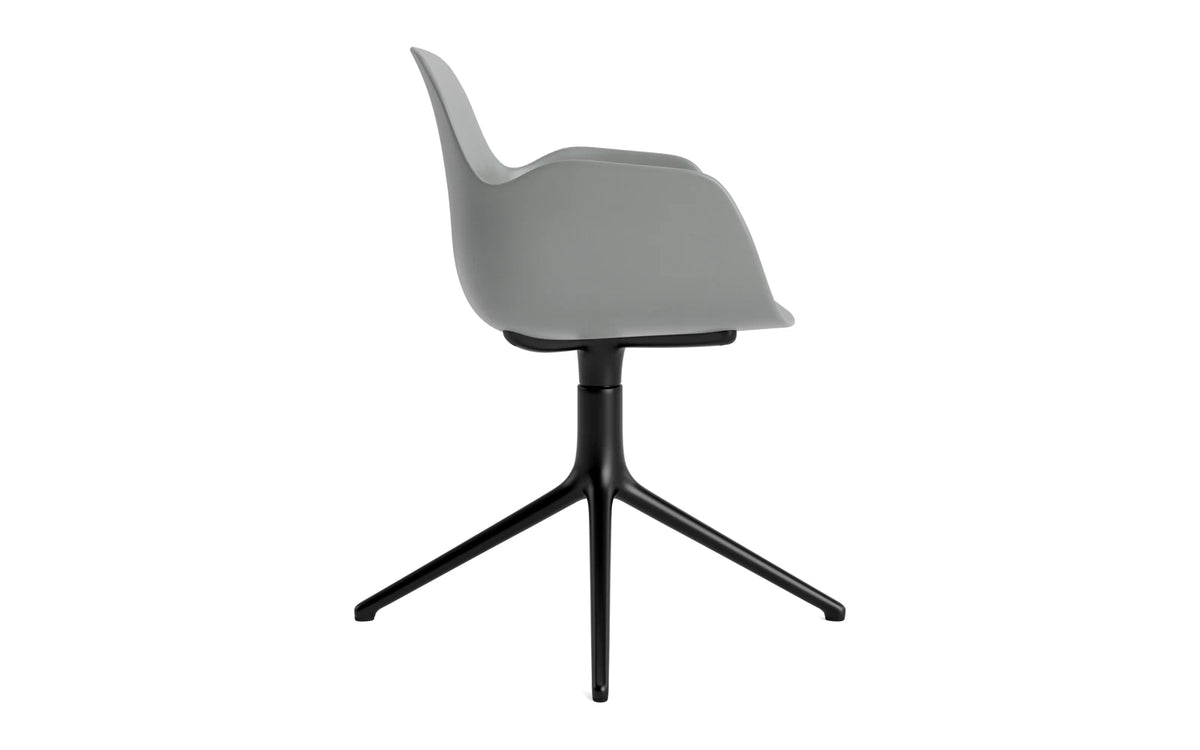 Form Drehstuhl mit Armlehne in Grey präsentiert im Onlineshop von KAQTU Design AG. Dreh-Schalenstuhl mit Armlehnen ist von Normann Copenhagen