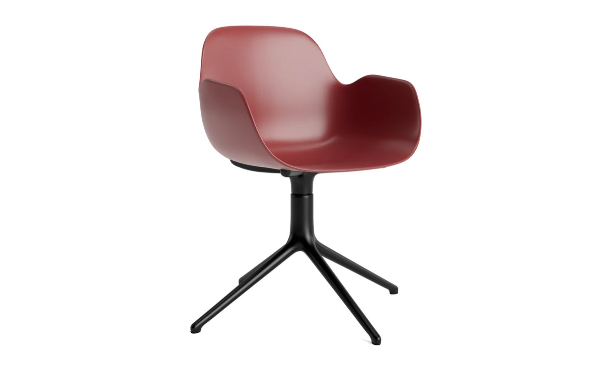Form Drehstuhl mit Armlehne in Rot präsentiert im Onlineshop von KAQTU Design AG. Dreh-Schalenstuhl mit Armlehnen ist von Normann Copenhagen