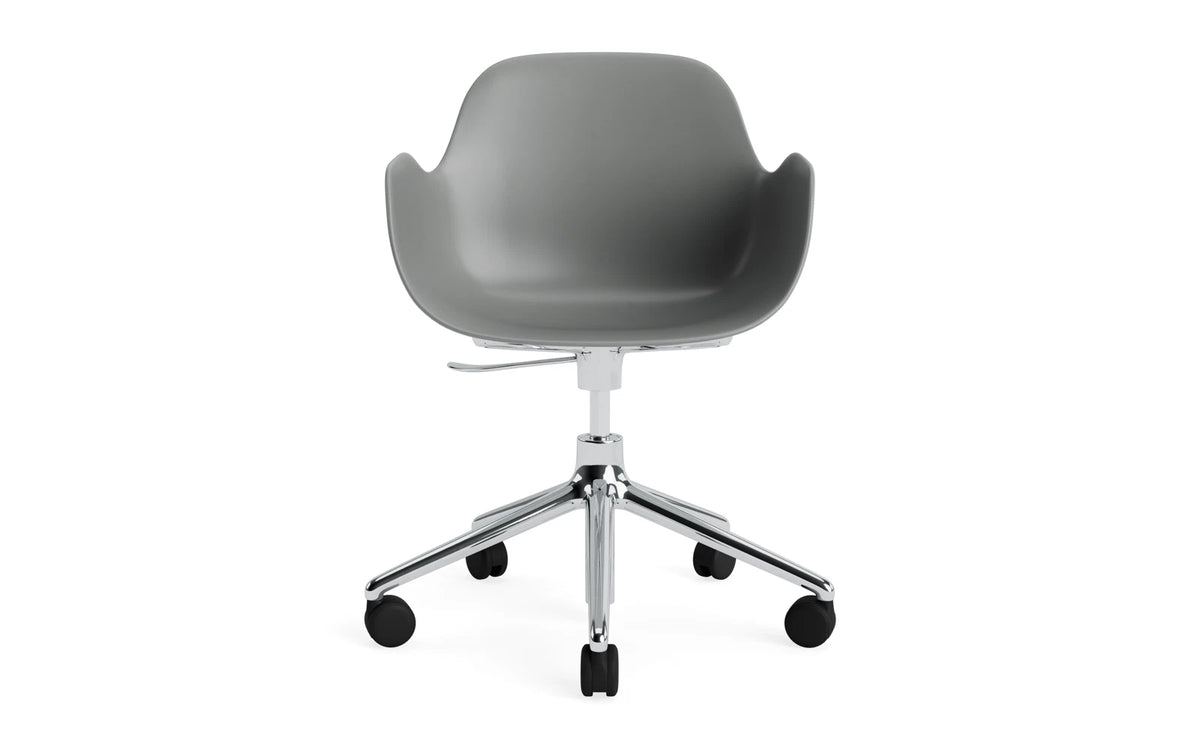 Form Bürostuhl mit Armlehne in Grau präsentiert im Onlineshop von KAQTU Design AG. Dreh-Schalenstuhl mit Armlehnen und Rollen ist von Normann Copenhagen