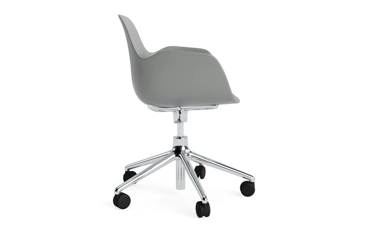 Form Bürostuhl mit Armlehne in Grau präsentiert im Onlineshop von KAQTU Design AG. Dreh-Schalenstuhl mit Armlehnen und Rollen ist von Normann Copenhagen