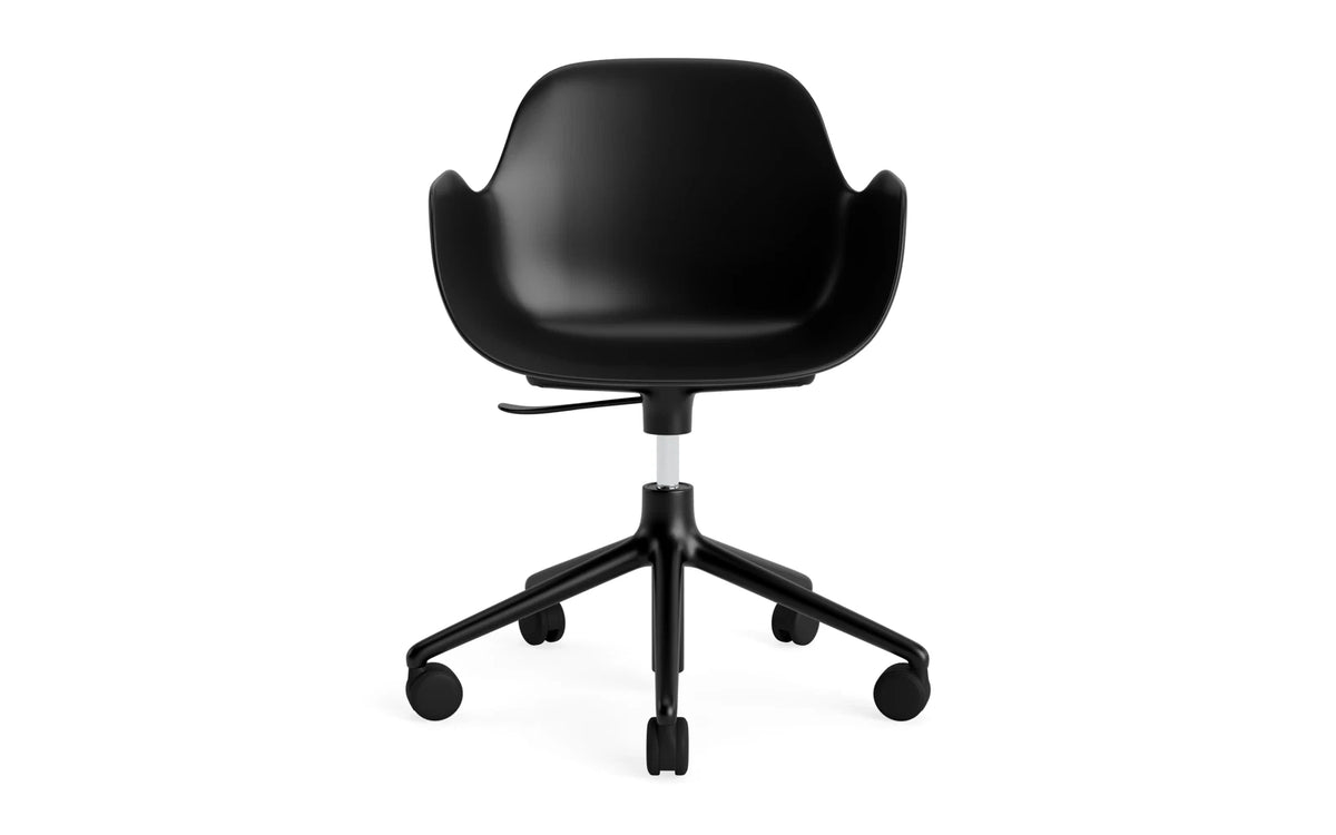Form Bürostuhl mit Armlehne in Schwarz präsentiert im Onlineshop von KAQTU Design AG. Dreh-Schalenstuhl mit Armlehnen und Rollen ist von Normann Copenhagen