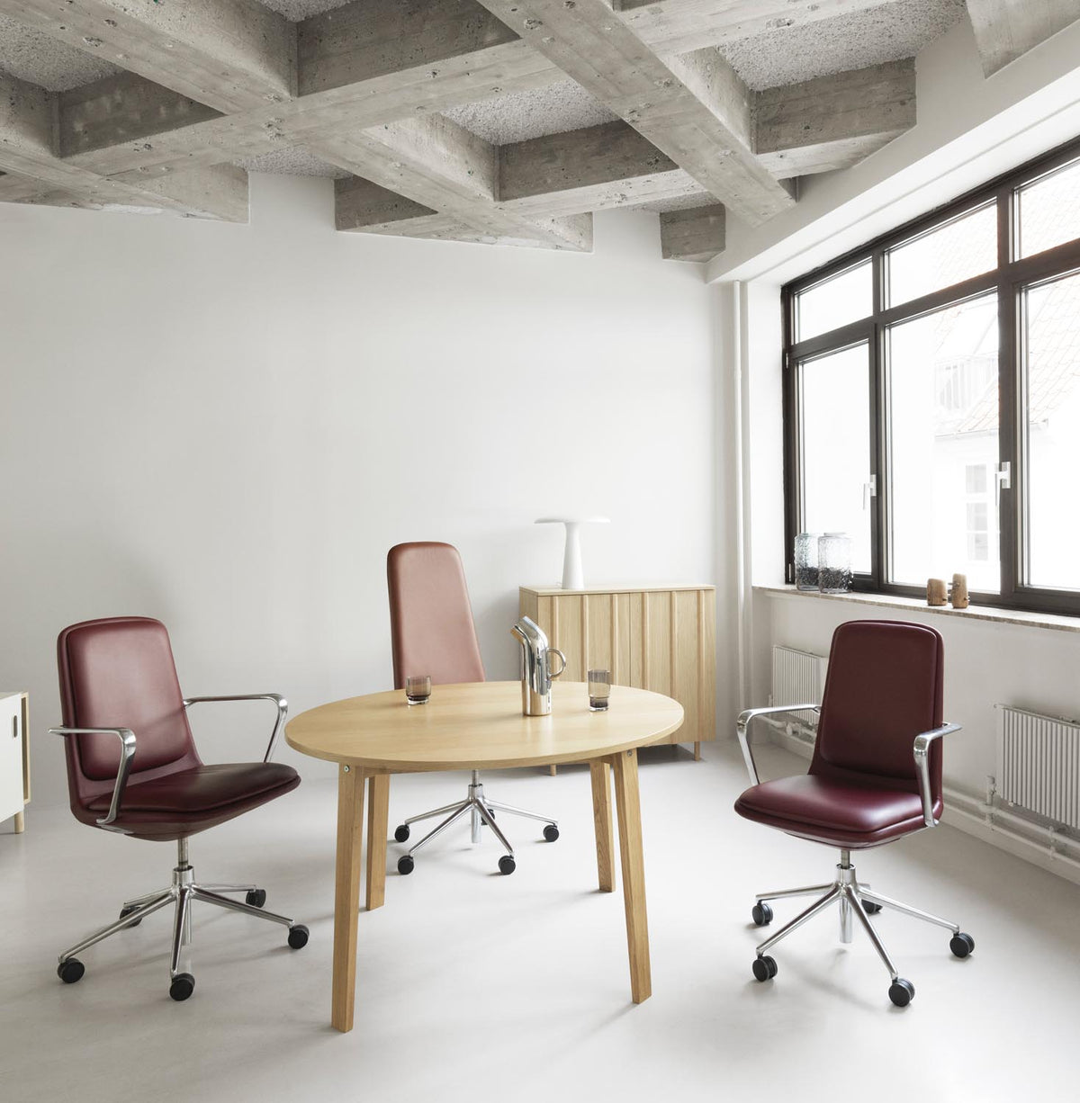Rib Cabinet in Eiche präsentiert im Onlineshop von KAQTU Design AG. Korpus ist von Normann Copenhagen
