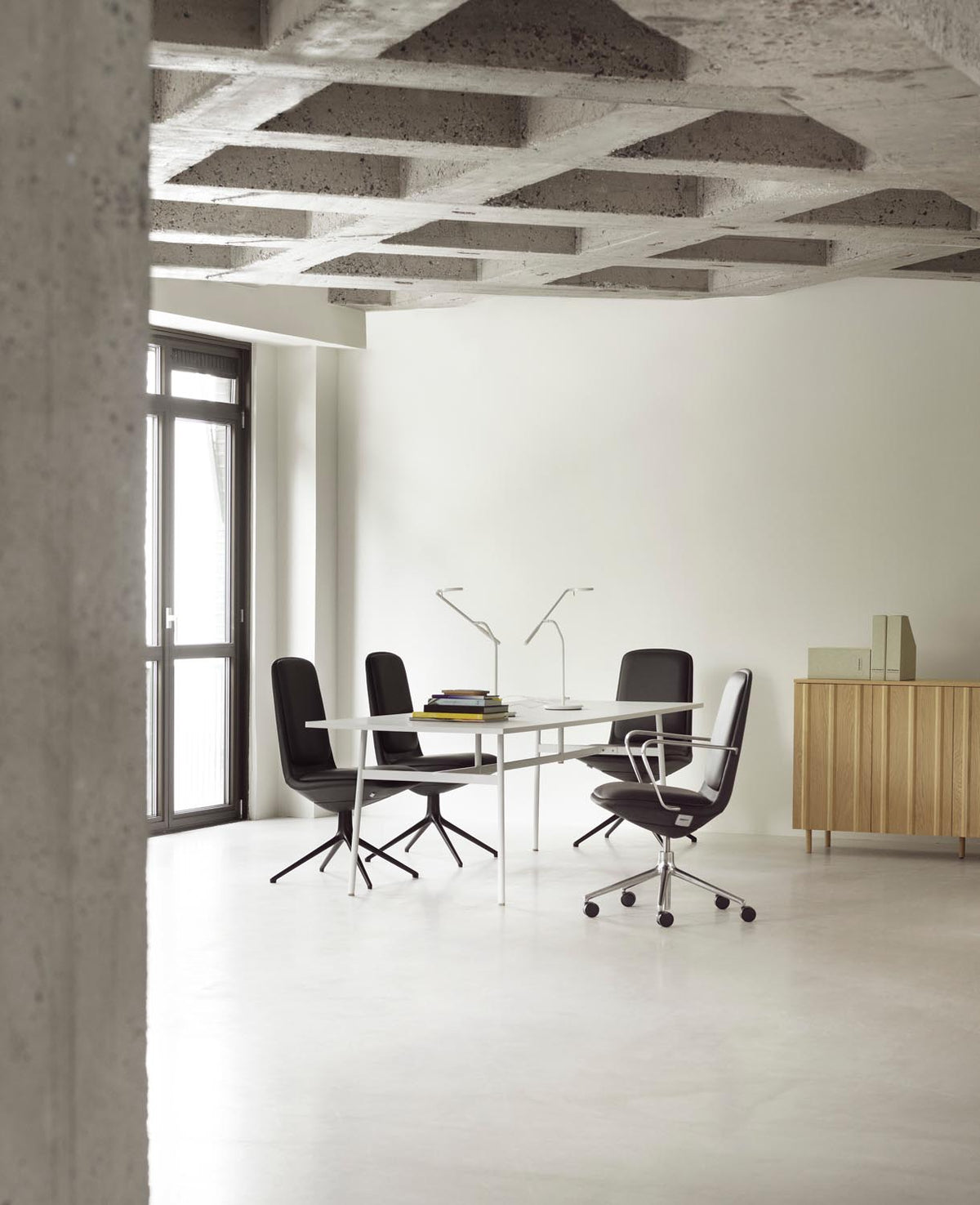 Rib Cabinet in Eiche präsentiert im Onlineshop von KAQTU Design AG. Korpus ist von Normann Copenhagen