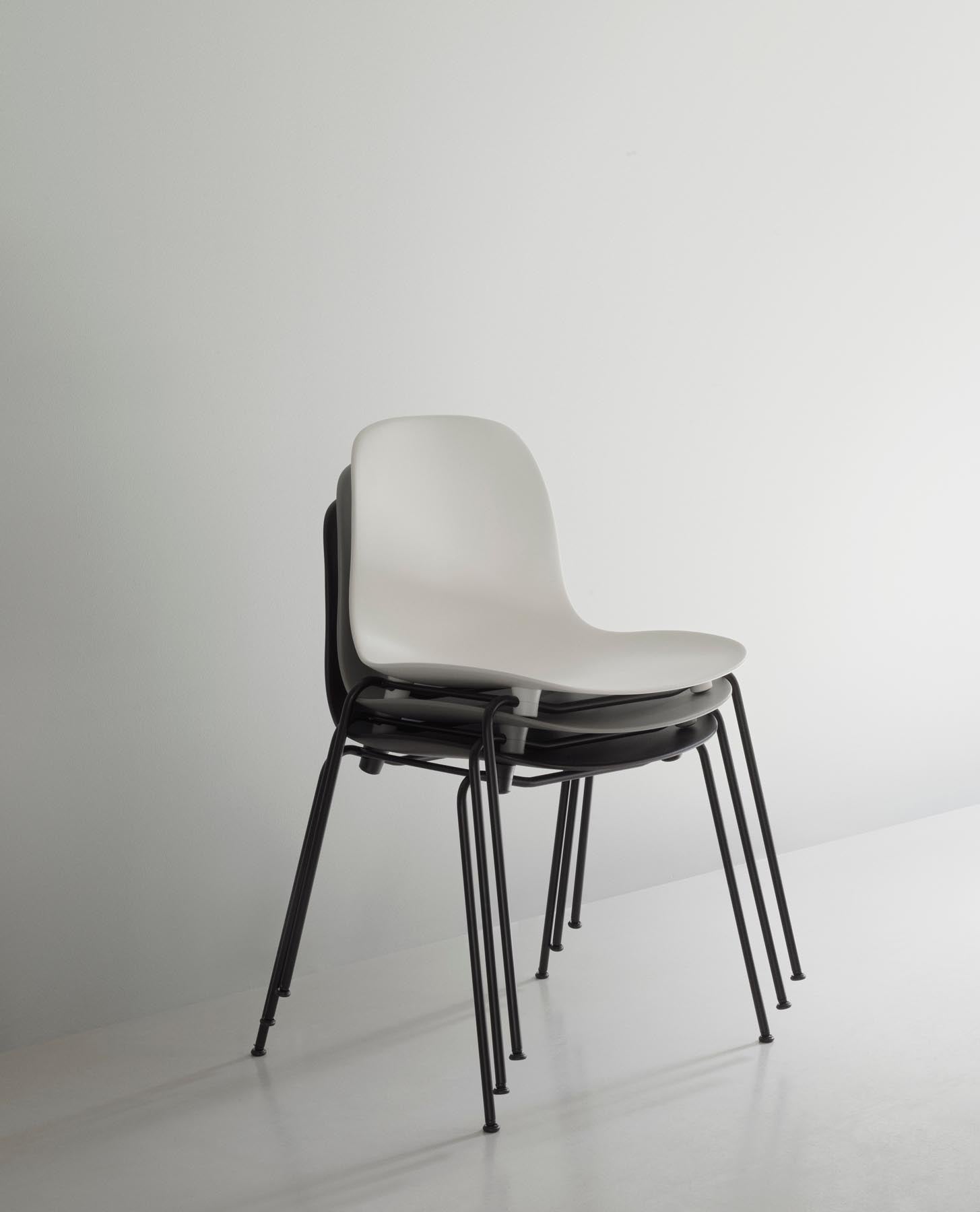 Der Form Stapelstuhl von Normann Copenhagen besticht durch sein elegantes, minimalistisches Design. Ideal für stilvolle Büros und Wohnräume.
