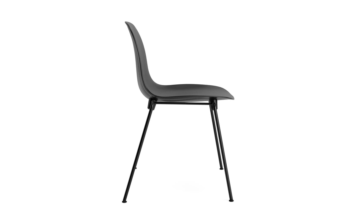 Form Stapelstuhl in Schwartz präsentiert im Onlineshop von KAQTU Design AG. Stuhl ist von Normann Copenhagen