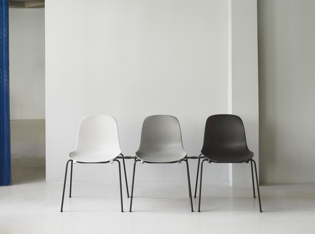 Form Stapelstuhl in Schwartz präsentiert im Onlineshop von KAQTU Design AG. Stuhl ist von Normann Copenhagen