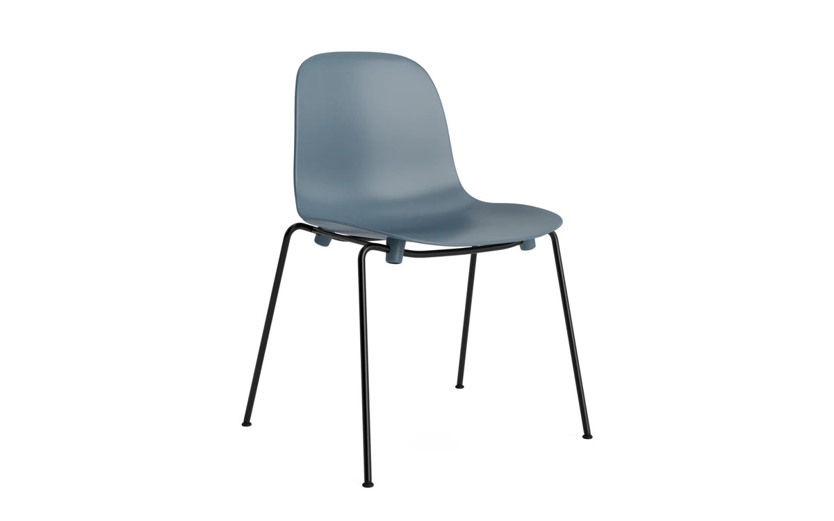 Form Stapelstuhl in Blau präsentiert im Onlineshop von KAQTU Design AG. Stuhl ist von Normann Copenhagen