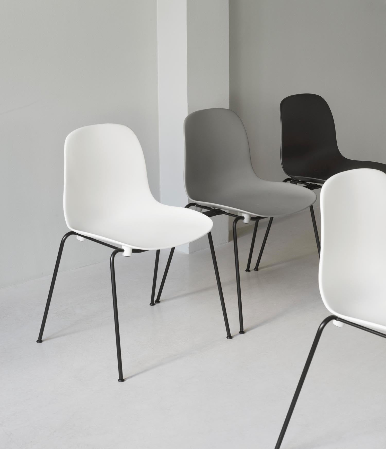 Eleganter Stapelstuhl von Normann Copenhagen, der durch sein robustes Stahlgestell und zeitloses Design überzeugt.