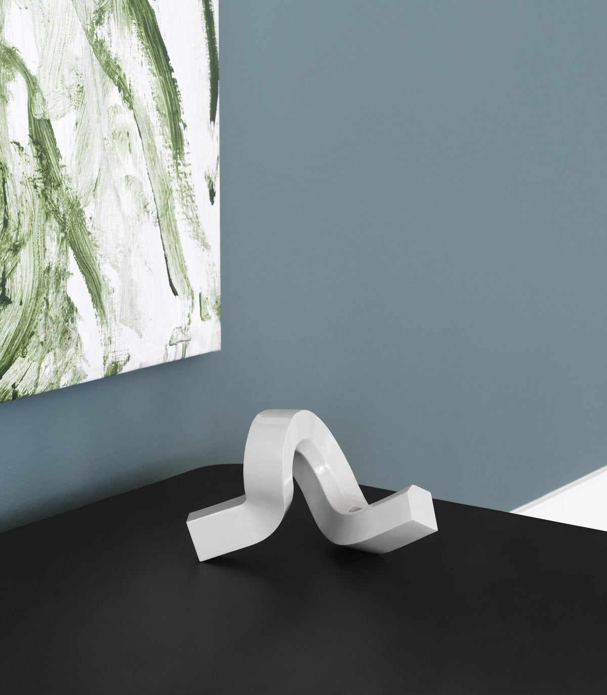 Kerzenhalter Crooked von Normann Copenhagen aus lackiertem Aluminium in Warmes Grau mit geschwungener, skulpturaler Form.