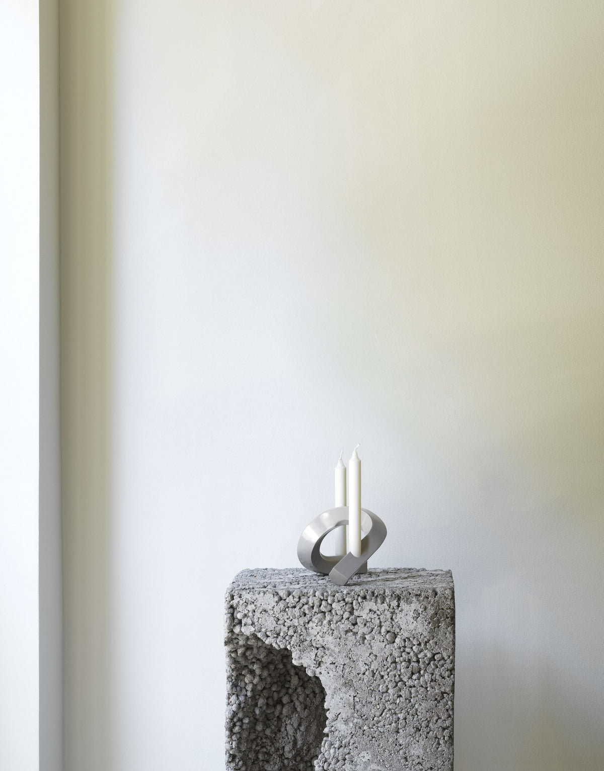 Kerzenhalter Crooked von Normann Copenhagen aus lackiertem Aluminium in Warmes Grau mit geschwungener, skulpturaler Form.
