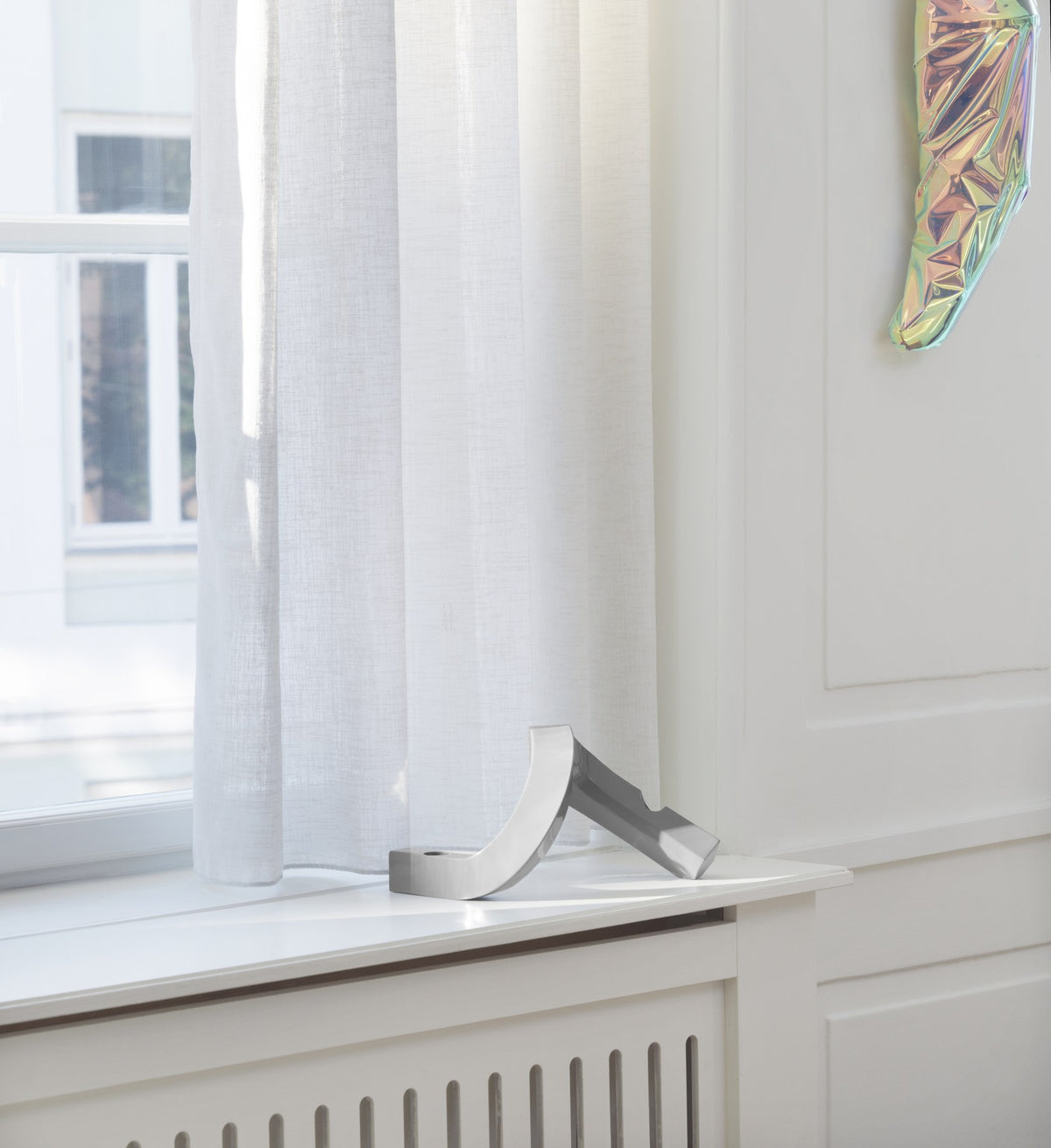 Kerzenhalter Crooked von Normann Copenhagen aus lackiertem Aluminium in Warmes Grau mit geschwungener, skulpturaler Form.